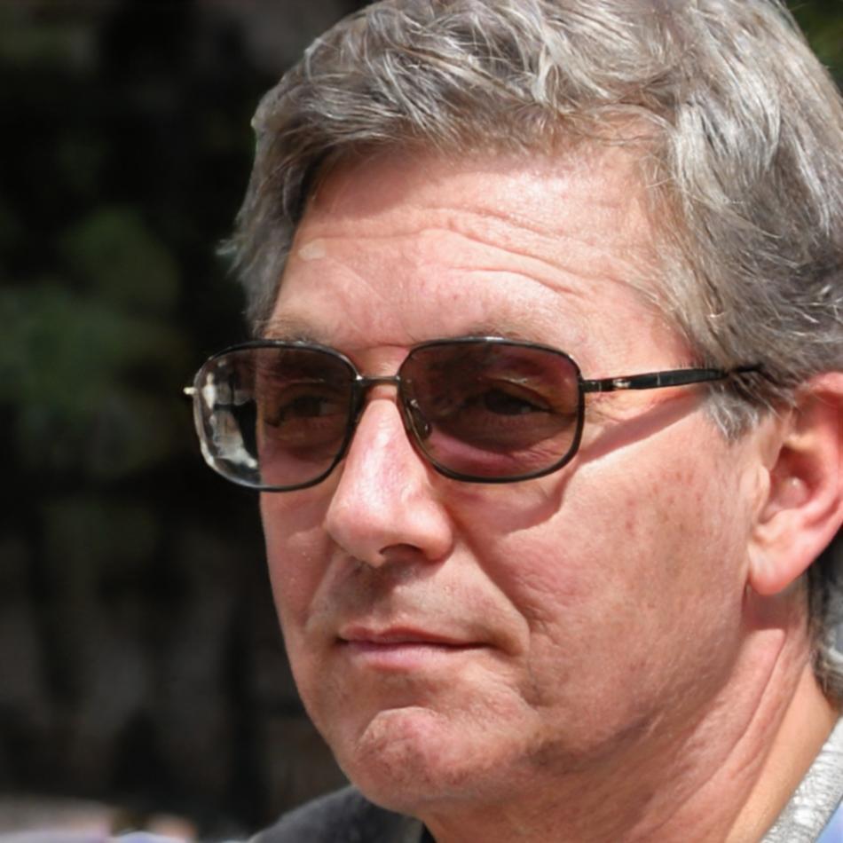 Retrato profesional de Elián Cortés, especialista en planificación financiera